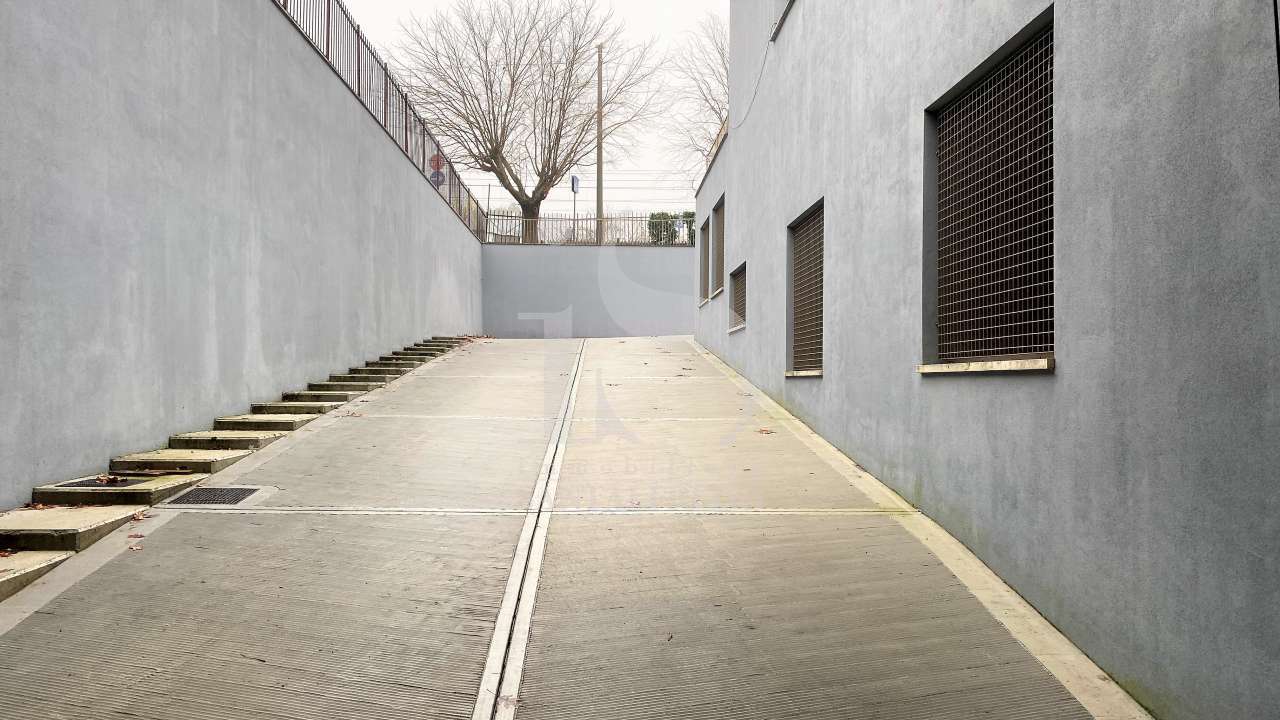ristrutturato,-bellissimo-capannone-affitto-4-open-space-2252228.jpg