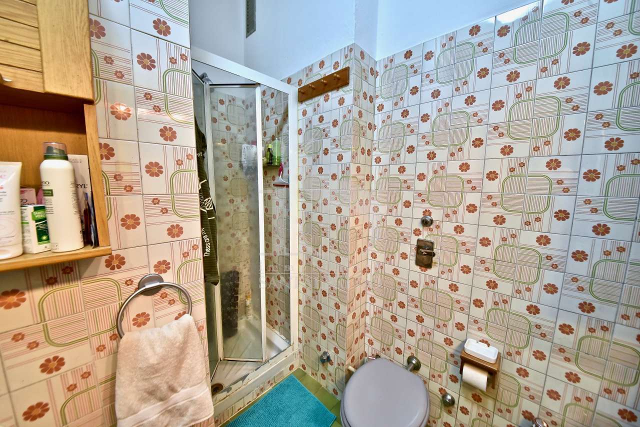 tripla-esposizione,-est-sud-ovest-e-tanta-luce,-come-solo-certi-appartamenti-sanno-regalare.-vendita-22-bagno-con-doccia-2160817.jpg